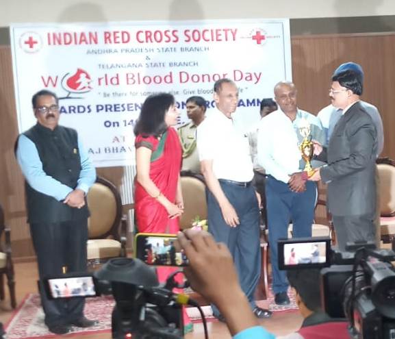 Governor Presents Award 14-06-2018